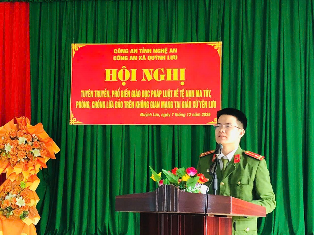 Công an xã tuyên truyền tại Hội nghị