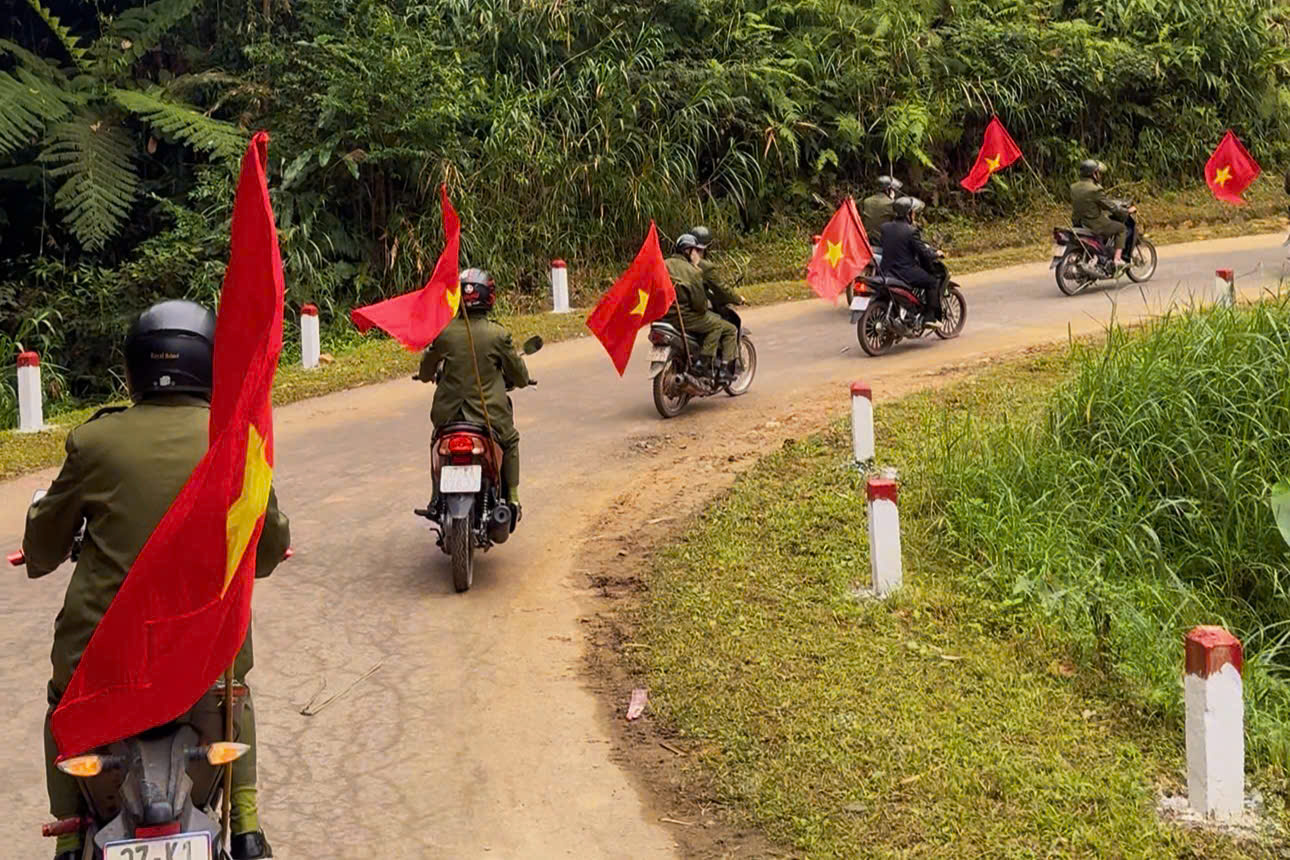 Ngay sau lễ ra quân, lực lượng Công an xã Na Ngoi và lực lượng ANTT cơ sở các bản đã tổ chức diễu hành ra quân, thể hiện khí thế quyết tâm, tinh thần sẵn sàng hoàn thành xuất sắc nhiệm vụ được giao.