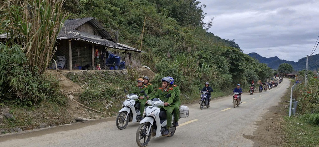 Sau buổi lễ, Công an xã Mường Lống đã tổ chức diễu hành tuyên truyền qua các tuyến đường chính của xã tạo không khí thi đua sôi nổi trong đơn vị và ngoài xã hội