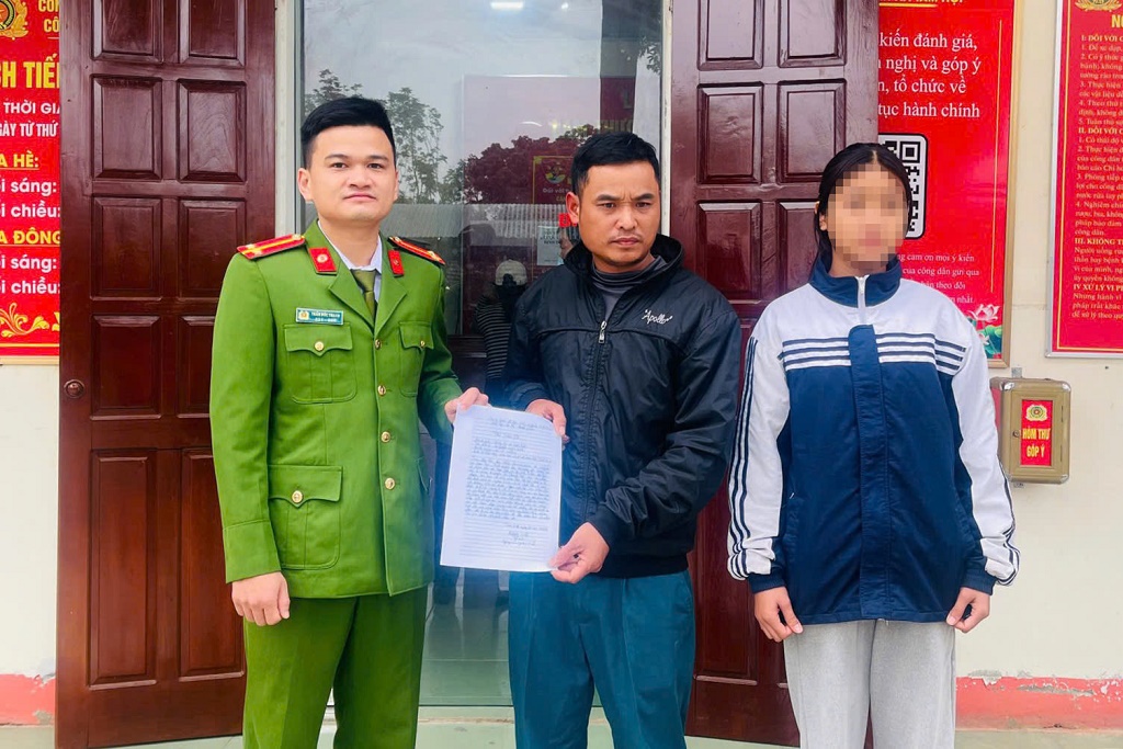 Lực lượng Công an trao trả cháu bé cho gia đình