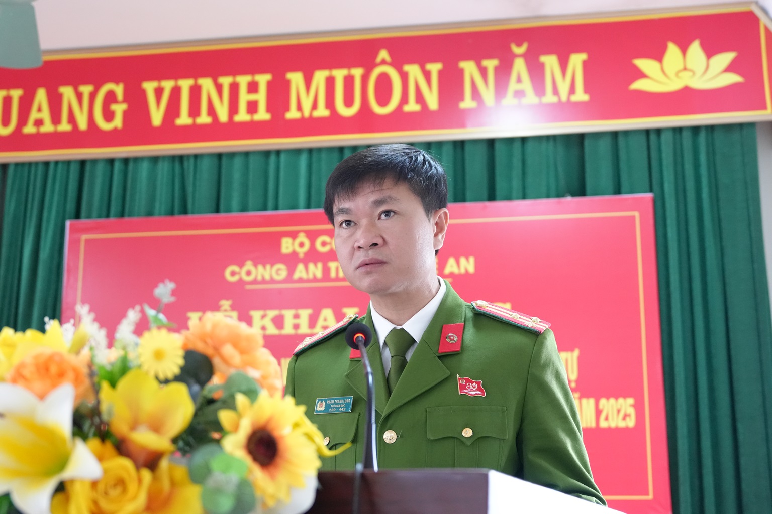 Đồng chí Thượng tá Phạm Thành Long, Phó Giám đốc Công an tỉnh phát biểu tại Lễ khai giảng