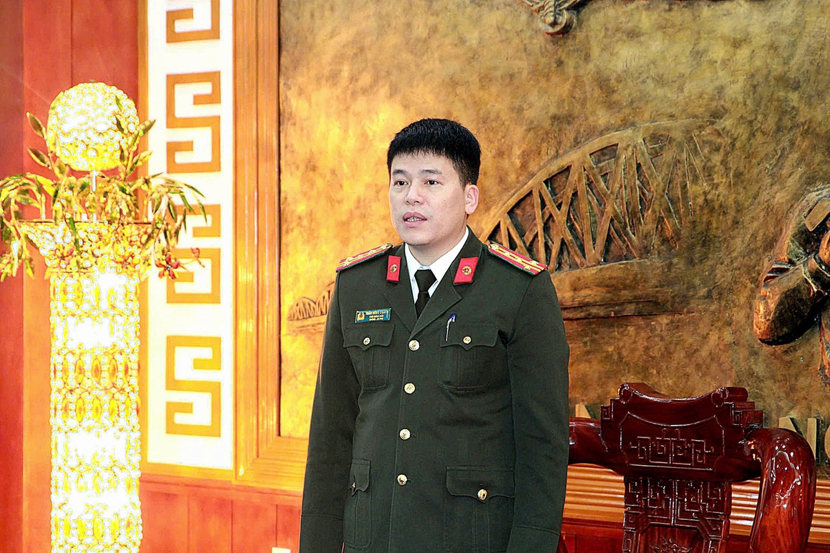 Đồng chí Đại tá Trần Hồng Quang - Phó Bí thư Đảng ủy, Phó Giám đốc Công an tỉnh chia sẻ với những khó khăn, mất mát của bà con Nhân dân nói chung và CBCS Công an thành phố Huế nói riêng