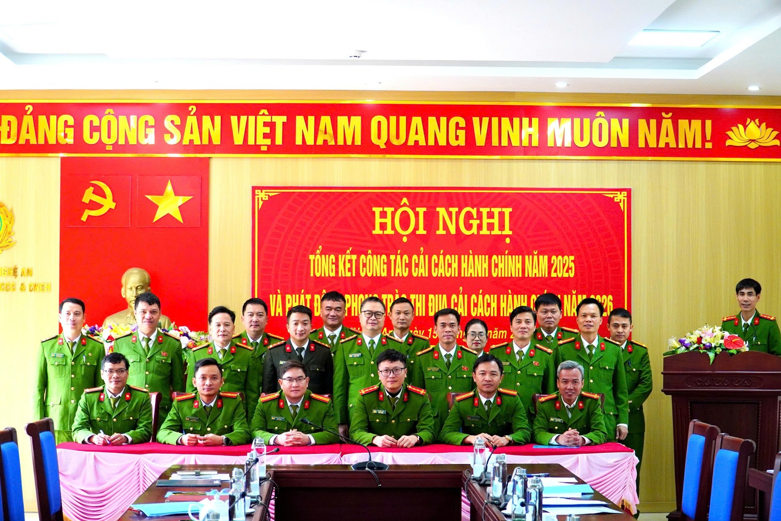 Các đội công tác, tổ chức đoàn thể ký cam kết thi đua đẩy mạnh CCHC, nâng cao kỷ luật, kỷ cương, chất lượng phục vụ Nhân dân