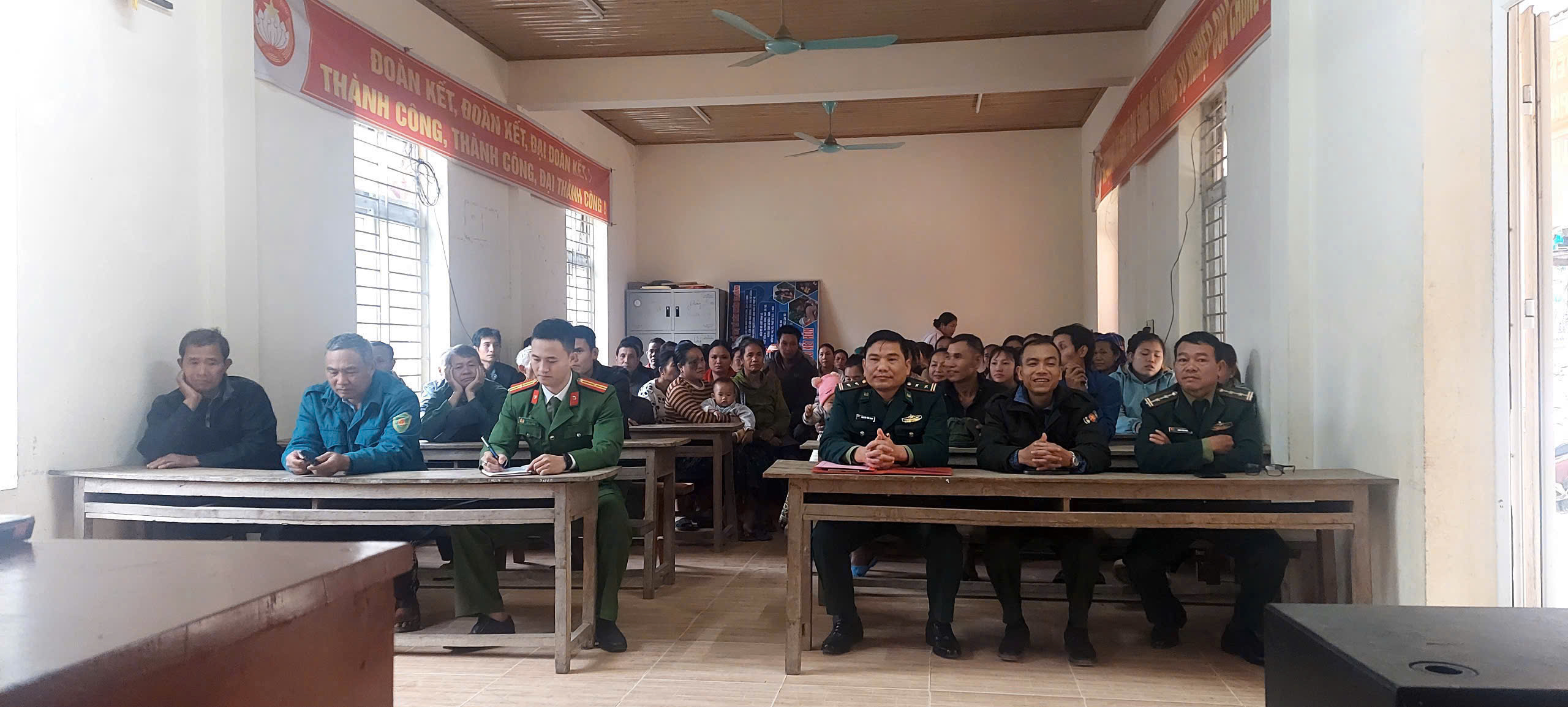 Đông đảo bà con Nhân dân và lực lượng phối hợp tham dự buổi tuyên truyền