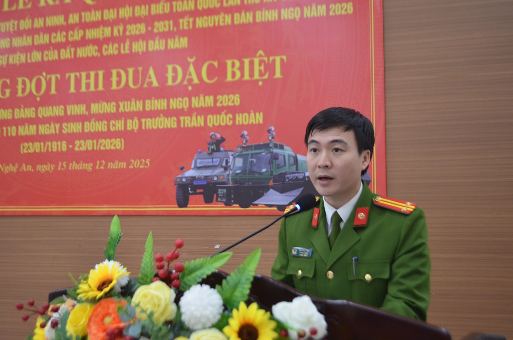 Đồng chí Trung tá Ngô Anh Tuấn – Trưởng phòng Cảnh sát cơ động phát lệnh lễ ra quân đợt cao điểm