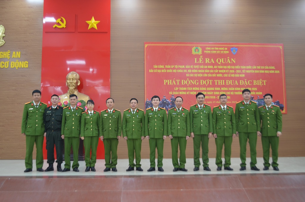 Đại biểu chụp ảnh lưu niệm