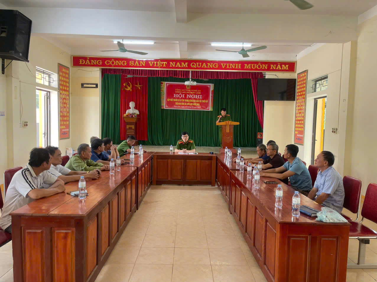 Công an xã tổ chức Hội nghị gặp gỡ người có uy tín