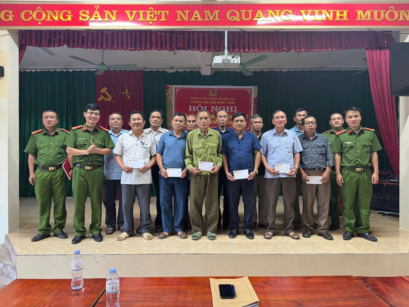 Thăm hỏi, động viên và tặng quà người có uy tín