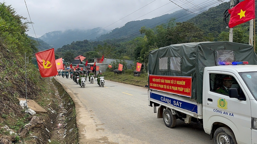 Công an xã Nhôn Mai thể hiện khí thế quyết tâm, tinh thần sẵn sàng hoàn thành xuất sắc nhiệm vụ được giao