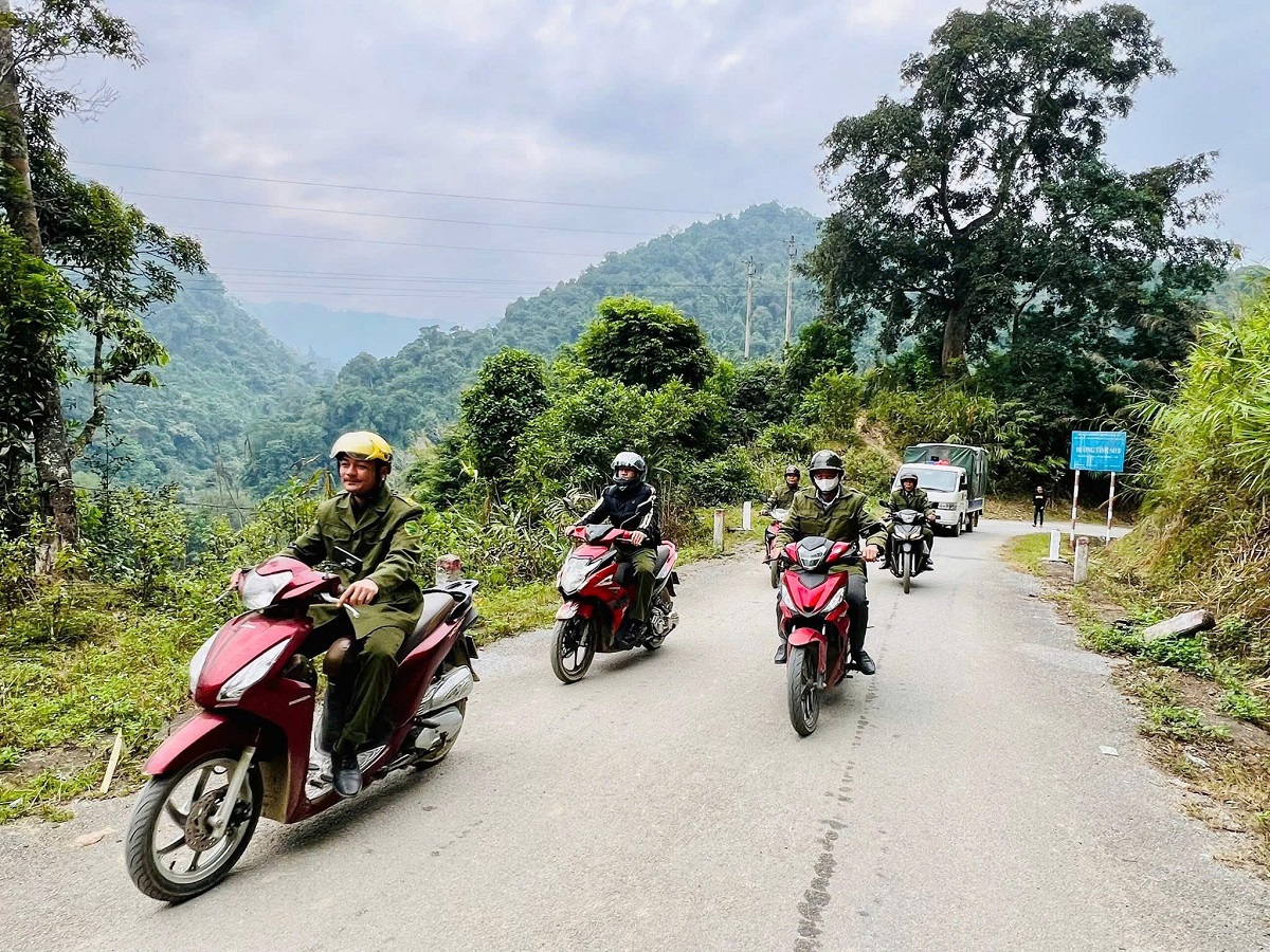 Ngay sau lễ ra quân, Công an xã Tam Thái và lực lượng ANTT ở cơ sở tổ chức diễu hành