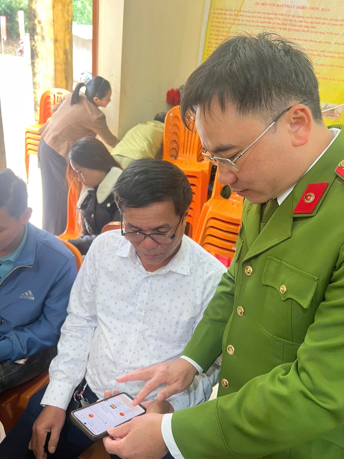 Công an xã Yên Na hướng dẫn người dân thực hiện thủ tục hành chính trên ứng dụng VNeID