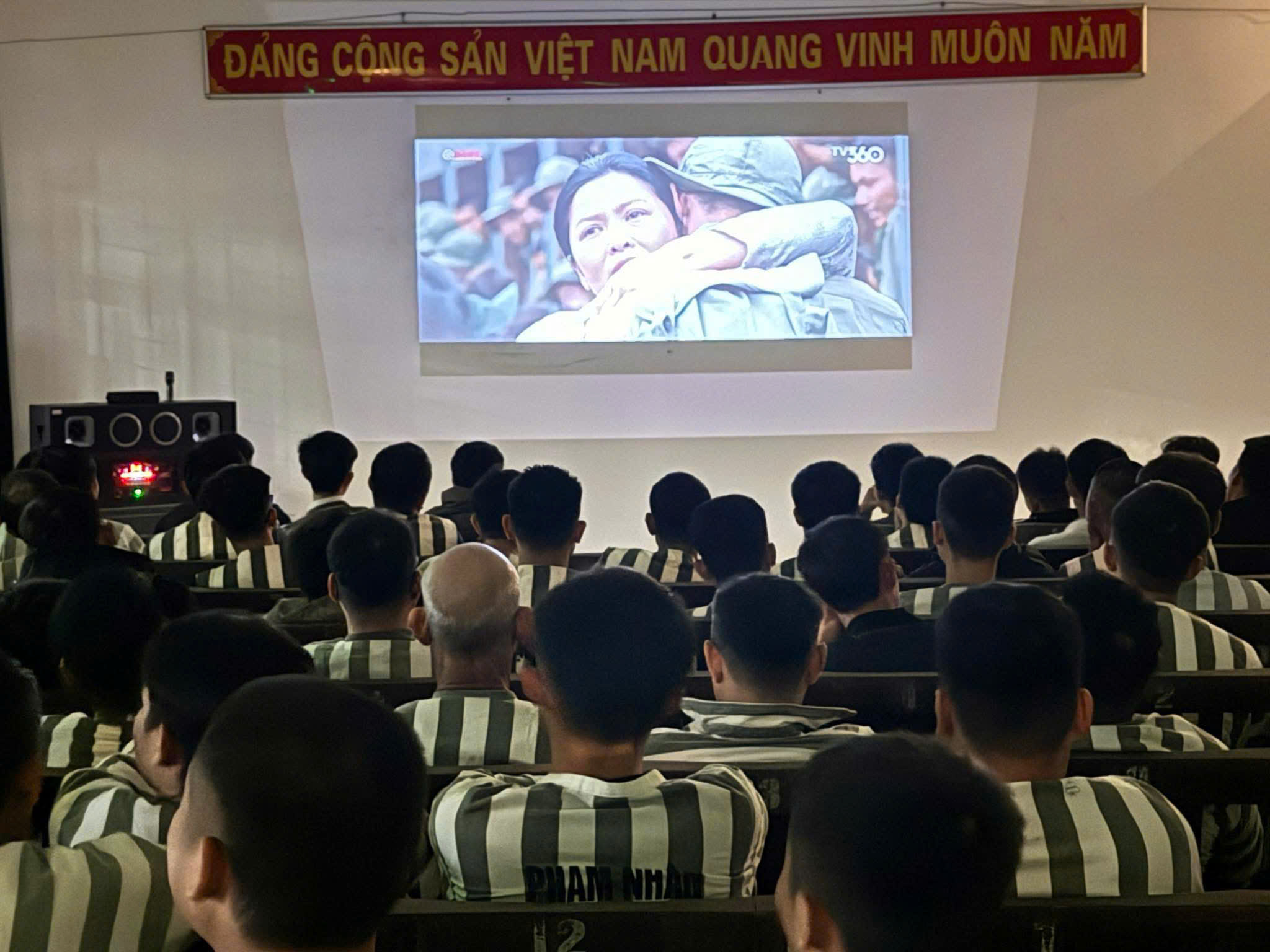 Rất đông phạm nhân xem phim