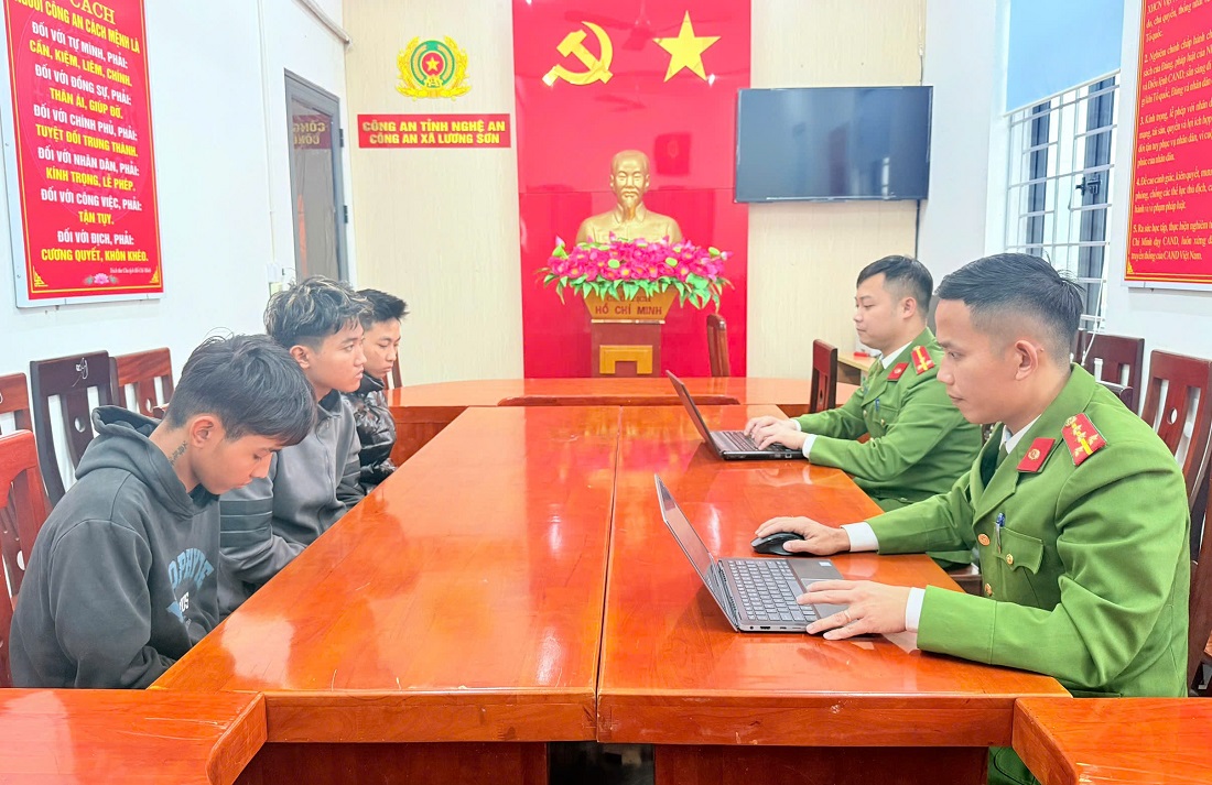 Lực lượng Công an lấy lời khai 03 đối tượng Đặng Quang Thuận, Nguyễn Bình Thiên và Lê Việt Dũng