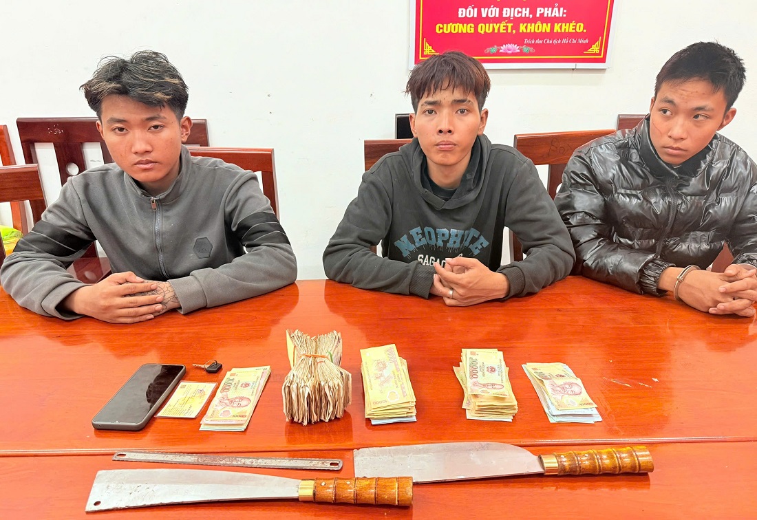 Đối tượng và tang vật tại cơ quan Công an