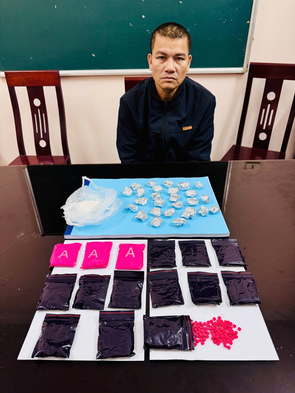 Đối tượng Vi Văn Nhã cùng tang vật tại Cơ quan Công an