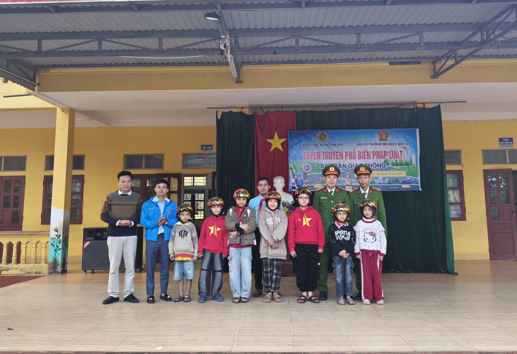 Công an xã Văn Kiều tuyên truyền Luật Giao thông đường bộ và tặng mũ bảo hiểm cho học sinh