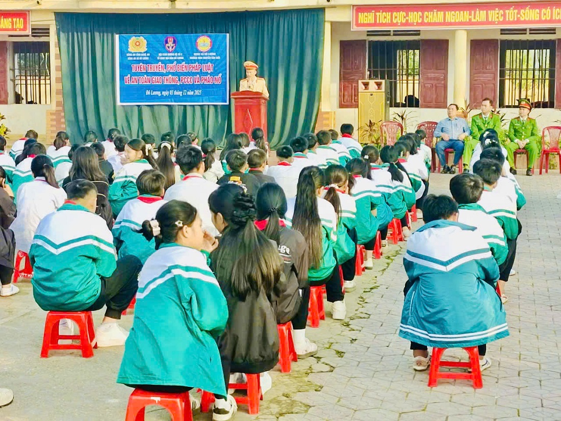 Cán bộ Tổ Cảnh sát giao thông phổ biến quy định về trật tự an toàn giao thông đường bộ