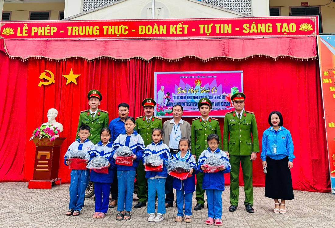 Tặng mũ bảo hiểm cho học sinh