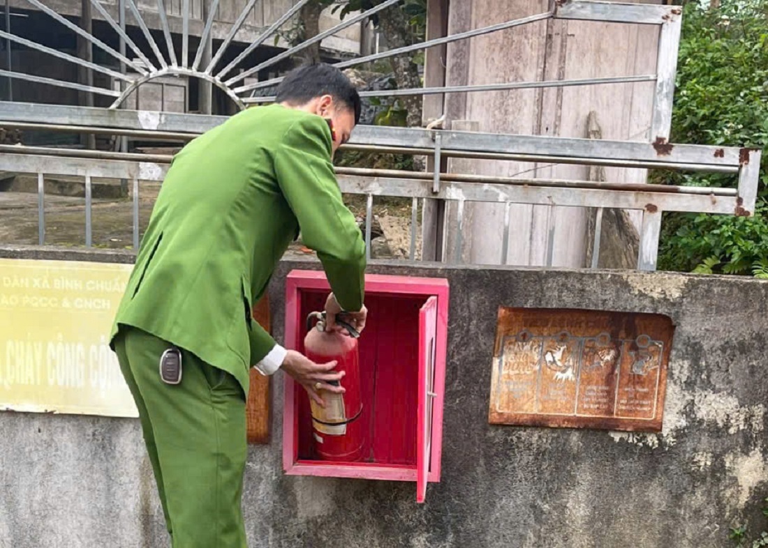 Cán bộ Công an xã kiểm tra mô hình “Điểm chữa cháy công cộng” tại bản Mét, xã Bình Chuẩn