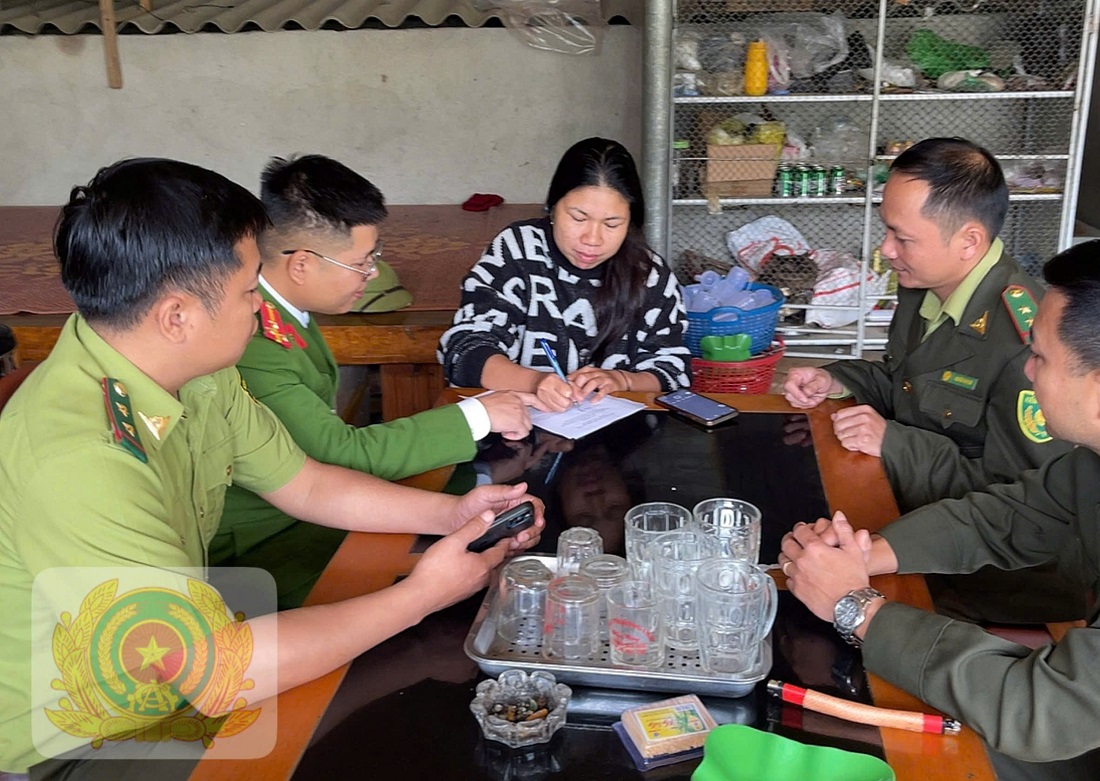 Lực lượng chức năng tổ chức cho người dân ký cam kết không vi phạm quy định bảo vệ động vật hoang dã, chim di cư và nguồn lợi thủy sản