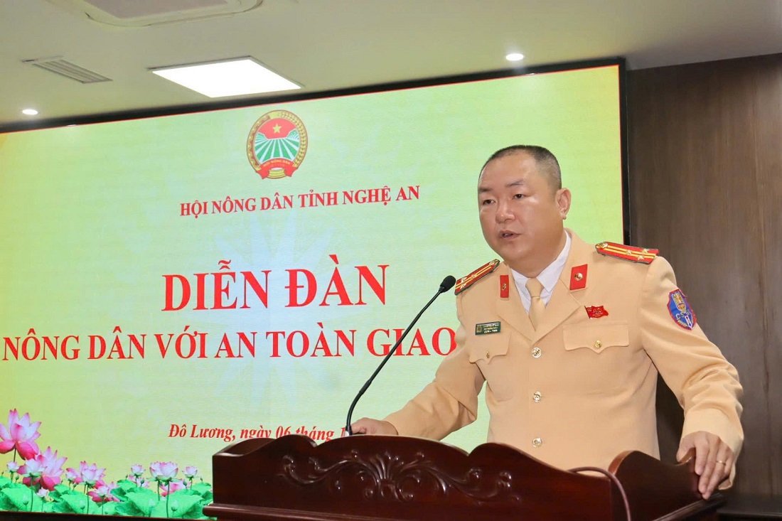 Đại diện Lãnh đạo Phòng Cảnh sát giao thông phát biểu
