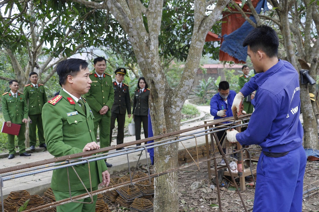 Đồng chí Đại tá Nguyễn Duy Thanh, Phó Giám đốc Công an tỉnh kiểm tra hoạt động đào tạo nghề cho học viên
