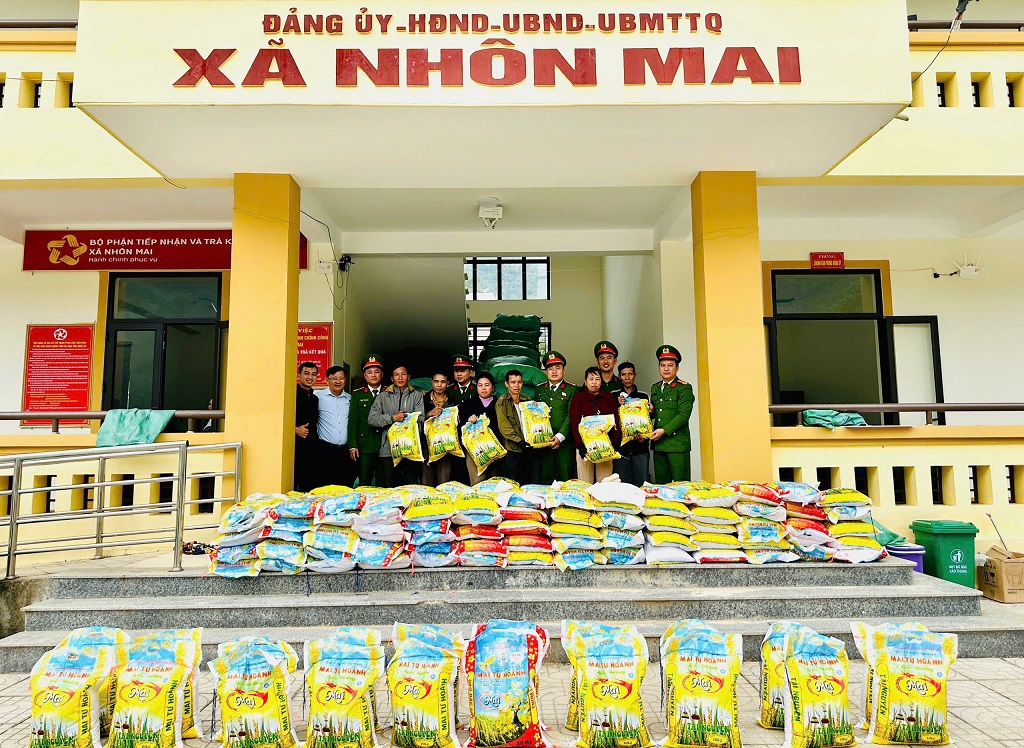  Phòng Cảnh sát kinh tế Công an tỉnh Nghệ An trao gạo tặng bà con xã Nhôn Mai