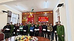 Công an xã Hải Lộc trao quà tặng hộ gia đình có hoàn cảnh khó khăn