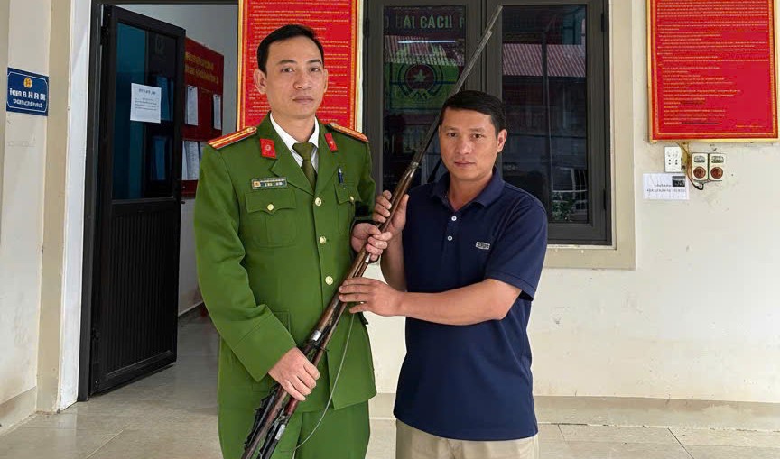 Công an xã Nhôn Mai vận động Nhân dân giao nộp vũ khí, vật liệu nổ và công cụ hỗ trợ