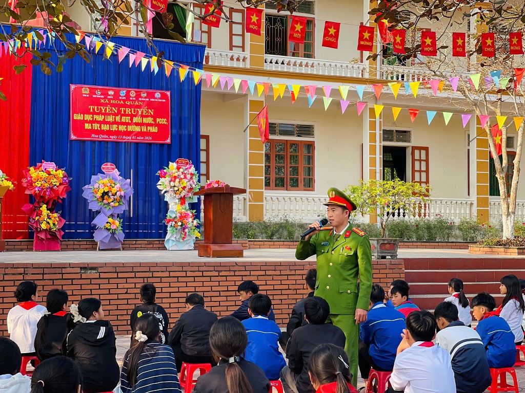 Công an xã Hoa Quân tổ chức buổi tuyên truyền, phổ biến pháp luật tại Trường THCS Thanh Thịnh