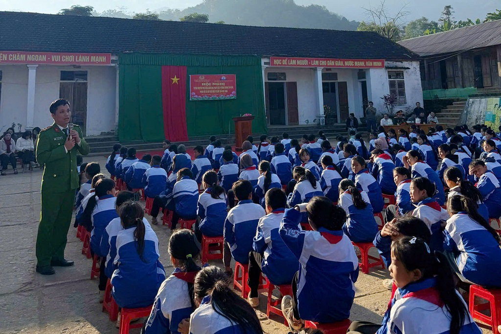 Công an xã Na Ngoi tuyên truyền, phổ biến giáo dục pháp luật cho học sinh