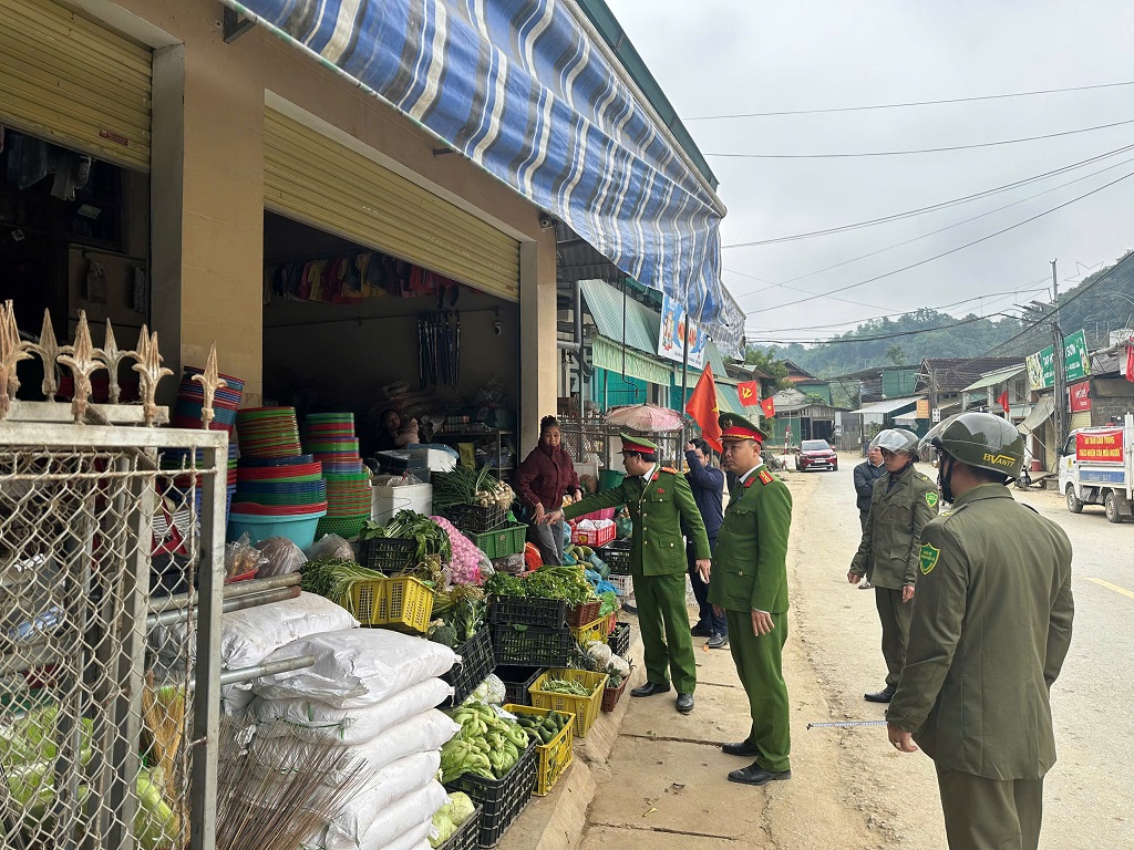 Công an xã Yên Hòa ra quân cao điểm giải tỏa hành lang an toàn giao thông