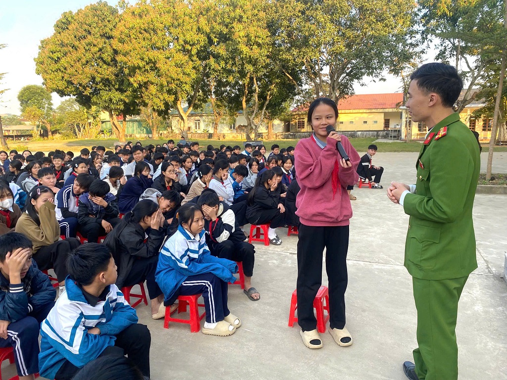 Công an xã Nhân Hòa tuyên truyền pháp luật cho học sinh