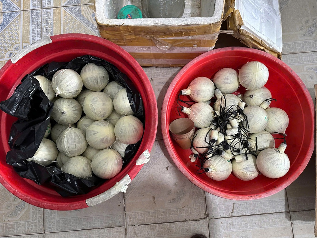 Một số đối tượng sau khi mua tiền chất từ Đại đã cất giấu ngay trong phòng ngủ hoặc nhà ở gây nguy cơ cháy nổ, rất nguy hiểm tới tính mạng bản thân và những người xung quanh