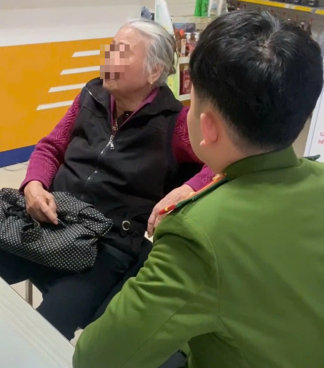 Công an xã Diễn Châu tuyên truyền, hướng dẫn bà L. nhận diện thủ đoạn lừa đảo chiếm đoạt tài sản