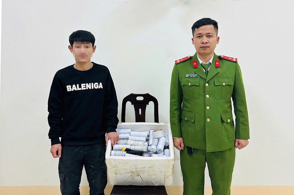 Nam thanh niên giao nộp vỏ pháo cho cơ quan Công an