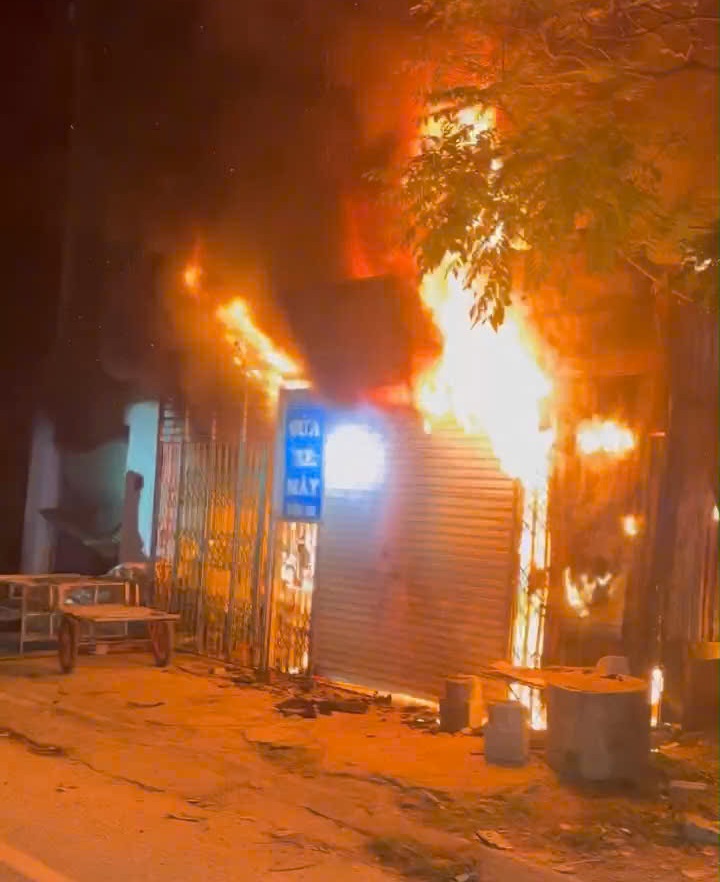 Ngọn lửa bốc cháy dữ dội tại ngôi nhà của anh N.B.K.