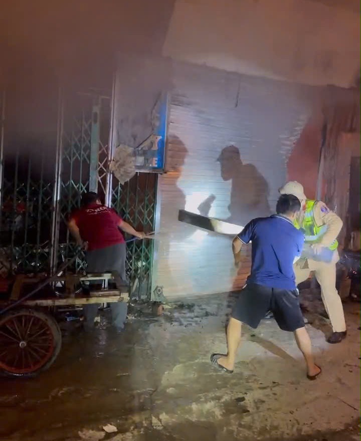 CSGT phá cửa, hỗ trợ đưa 11 người ra ngoài an toàn 