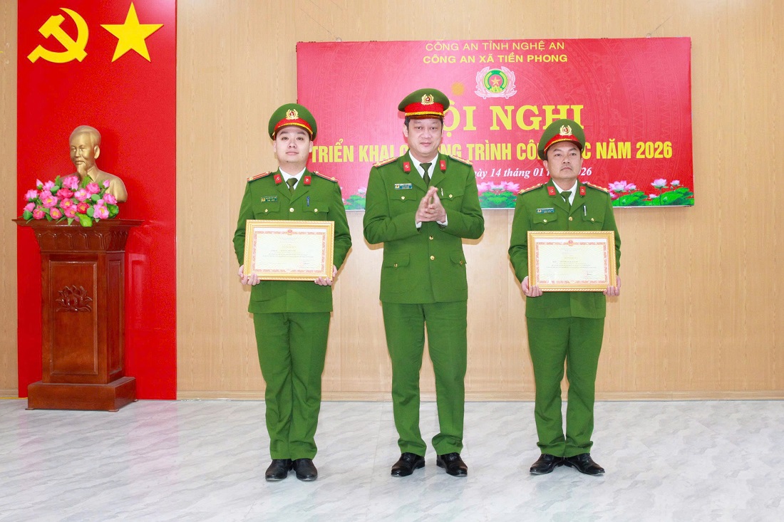 Đồng chí Đại tá Nguyễn Đức Cường - Ủy viên Ban Thường vụ Đảng ủy, Phó Giám đốc Công an tỉnh trao Bằng khen của Bộ trưởng Bộ Công an tặng cá nhân