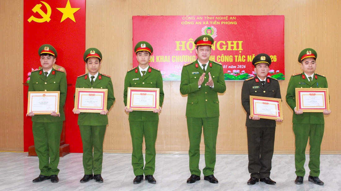 Đồng chí Đại tá Nguyễn Đức Cường - Ủy viên Ban Thường vụ Đảng ủy, Phó Giám đốc Công an tỉnh trao danh hiệu “Chiến sĩ thi đua cơ sở” tặng cá nhân