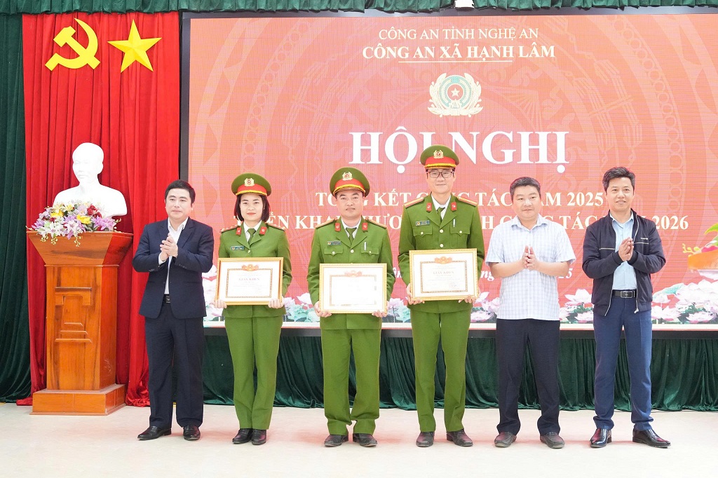 Đồng chí Đại tá Trần Ngọc Tuấn, Ủy viên Ban Thường vụ Đảng ủy, Phó Giám đốc Công an tỉnh và Lãnh đạo xã Hạnh Lâm trao thưởng cá nhân có thành tích xuất sắc