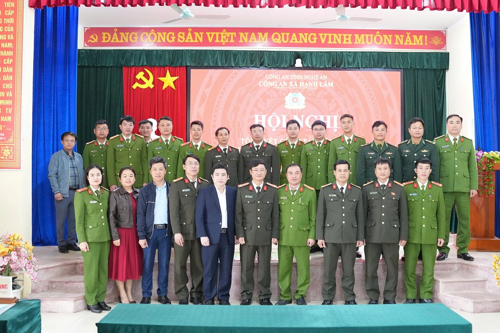 Đại biểu chụp ảnh lưu niệm