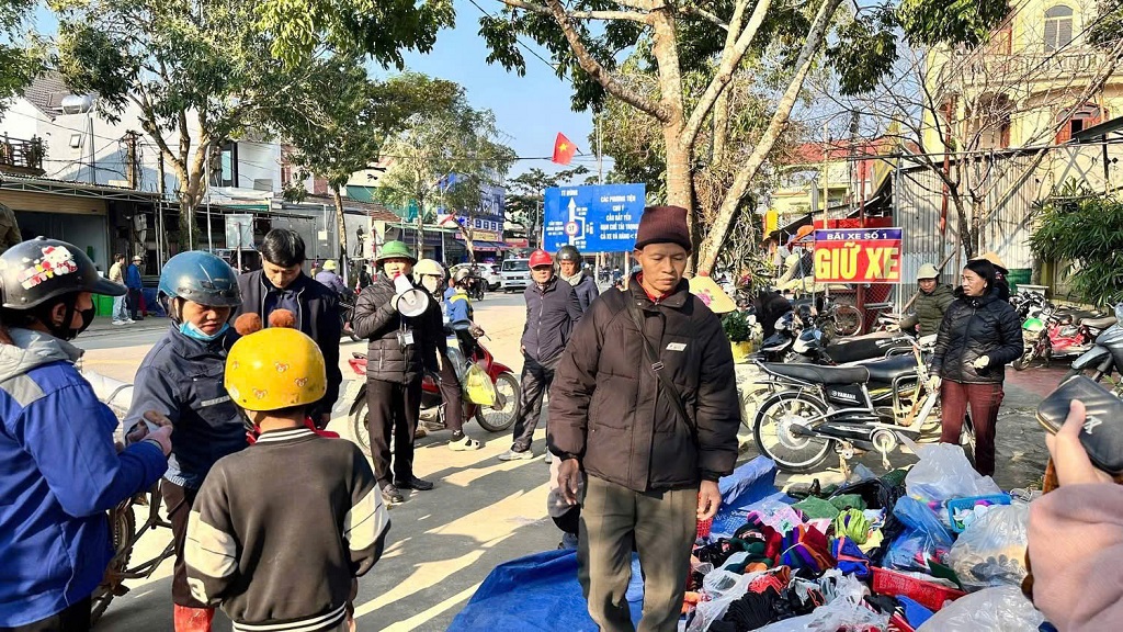 Công an xã Cát Ngạn phối hợp với ban, ngành, đoàn thể tổ chức ra quân giải tỏa hành lang ATGT