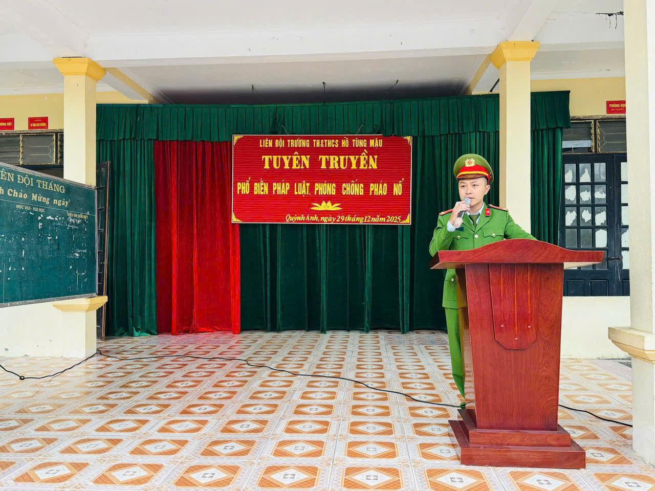 Công an xã tuyên truyền phổ biến pháp luật