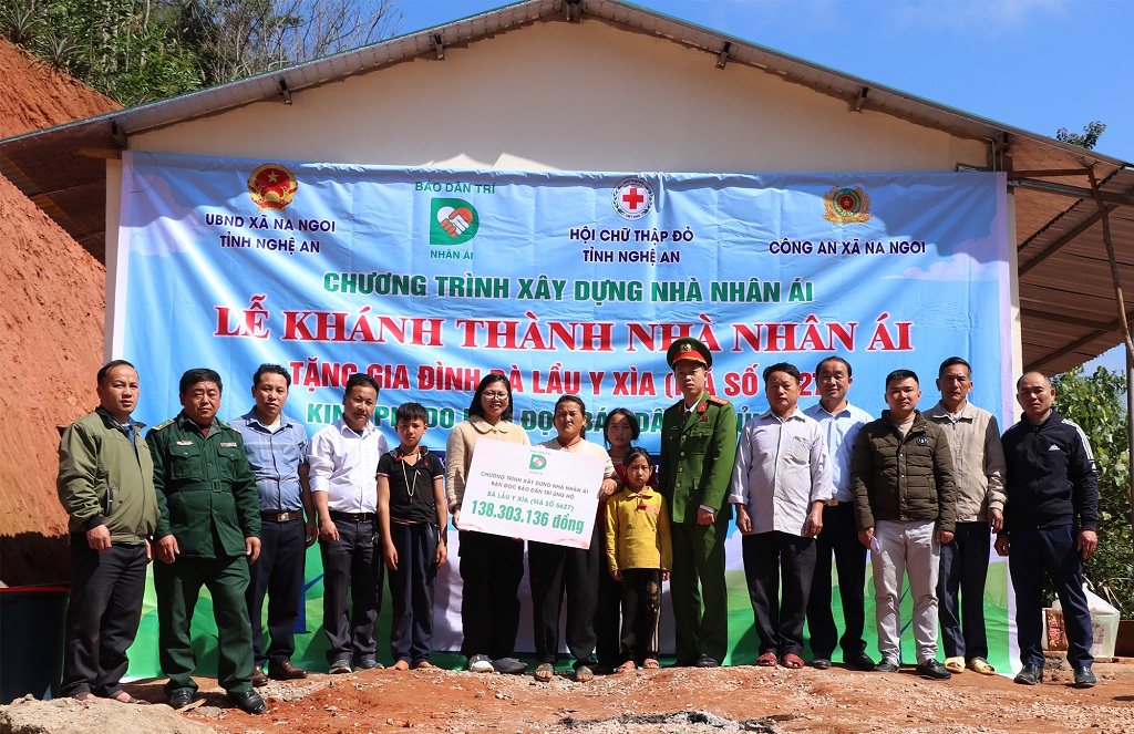 Công an xã Na Ngoi tại Lễ khánh thành nhà Nhân ái tặng bà Lầu Y Xìa 