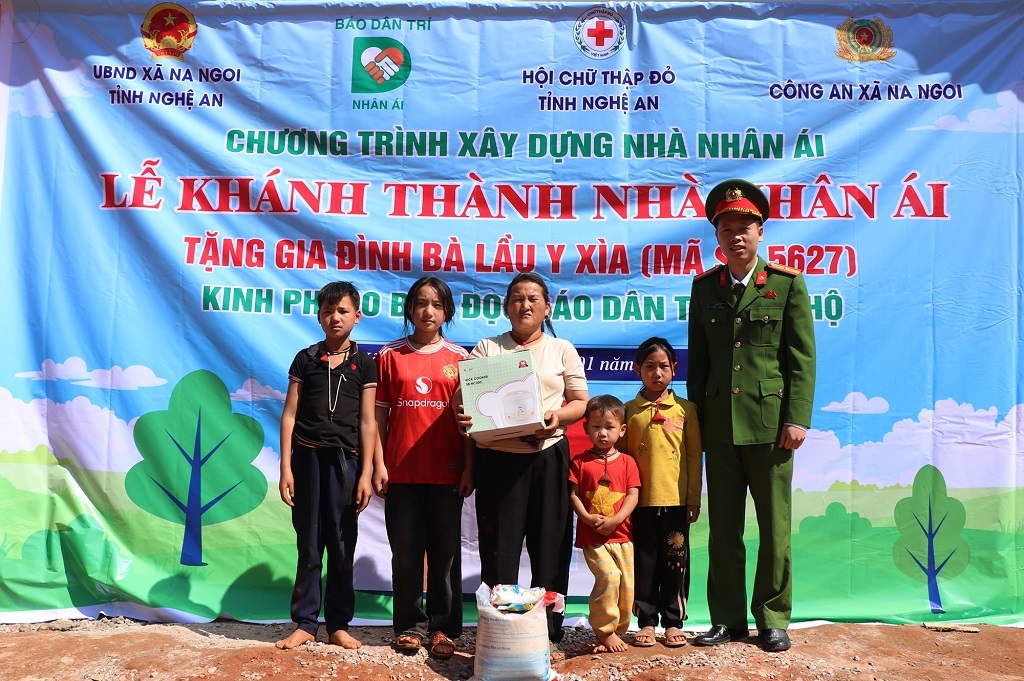 Đại diện Công an xã tặng quà bà Lầu Y Xìa vào nhà mới