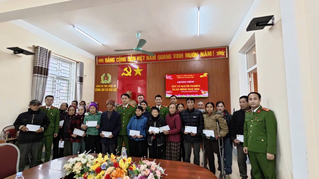 Công an xã Hải Lộc trao quà tặng hộ gia đình có hoàn cảnh khó khăn