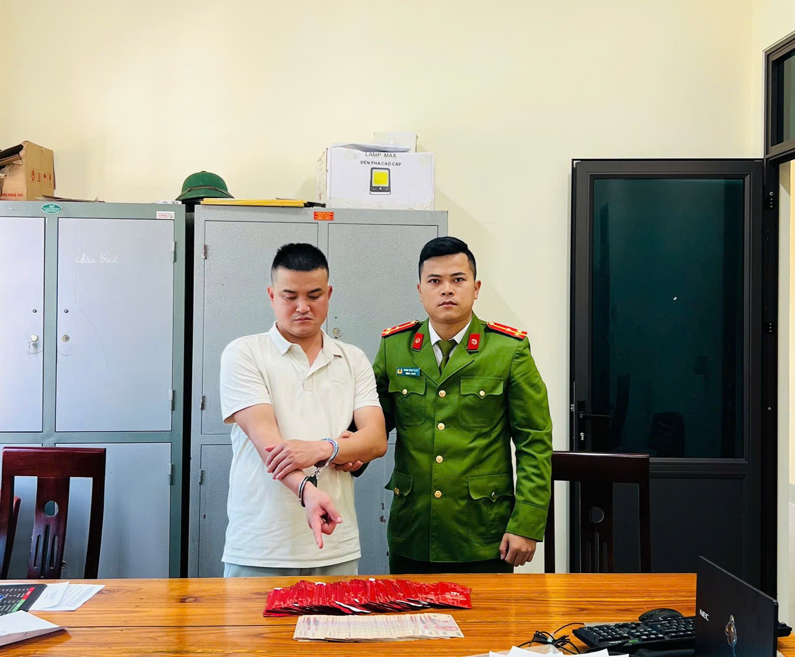 Nguyễn Trọng Quân cùng tang vật tại Cơ quan Công an