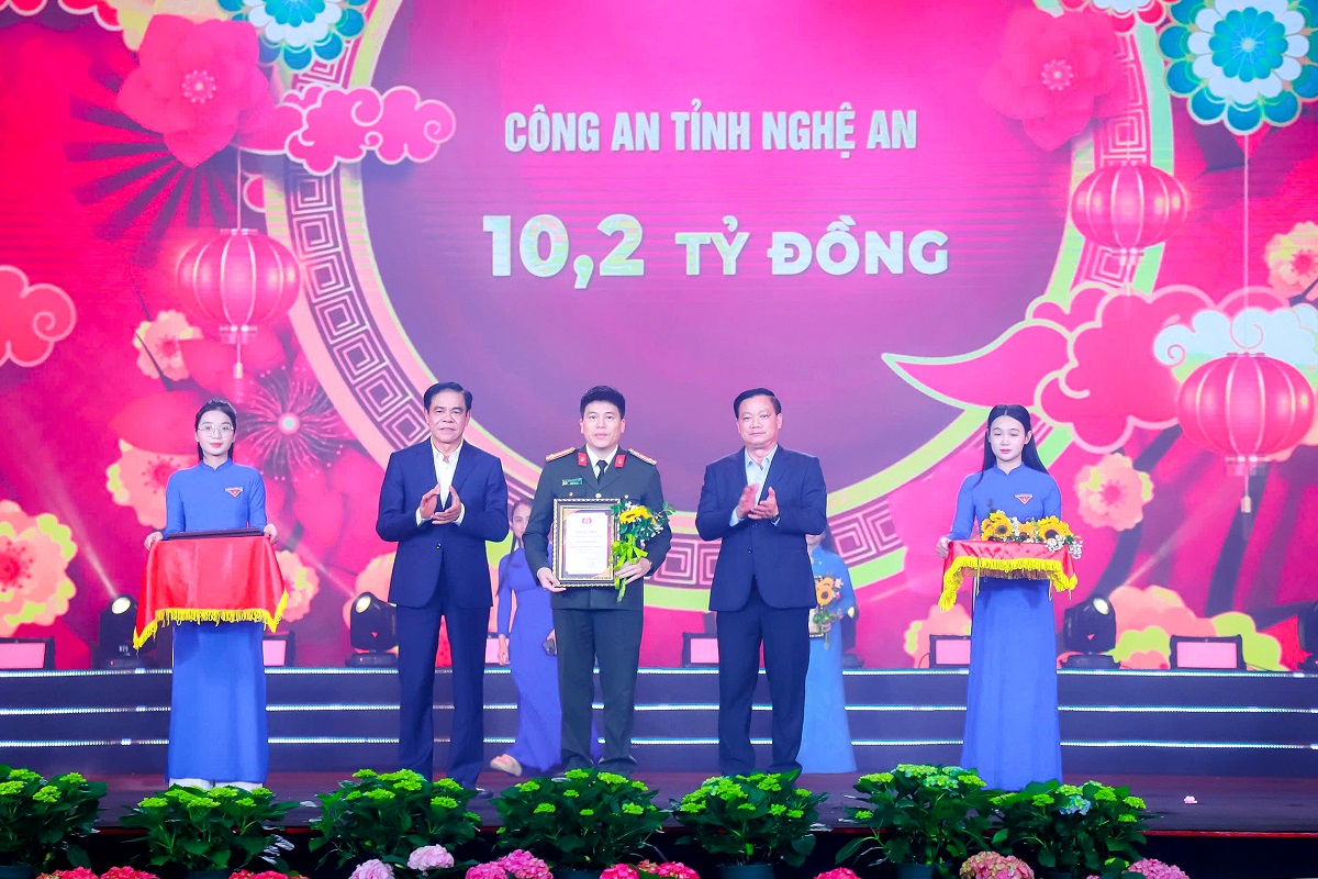 Các đồng chí Nguyễn Khắc Thận – Ủy viên BCH Trung ương Đảng, Bí thư Tỉnh ủy và Võ Trọng Hải – Phó Bí thư Tỉnh ủy, Chủ tịch UBND tỉnh tiếp nhận ủng hộ, trao Giấy chứng nhận tấm lòng nhân ái vì cộng đồng, tặng hoa tri ân Công an tỉnh Nghệ An đã ủng hộ Chương trình “Nghĩa tình dòng Lam - Xuân Bính Ngọ 2026”