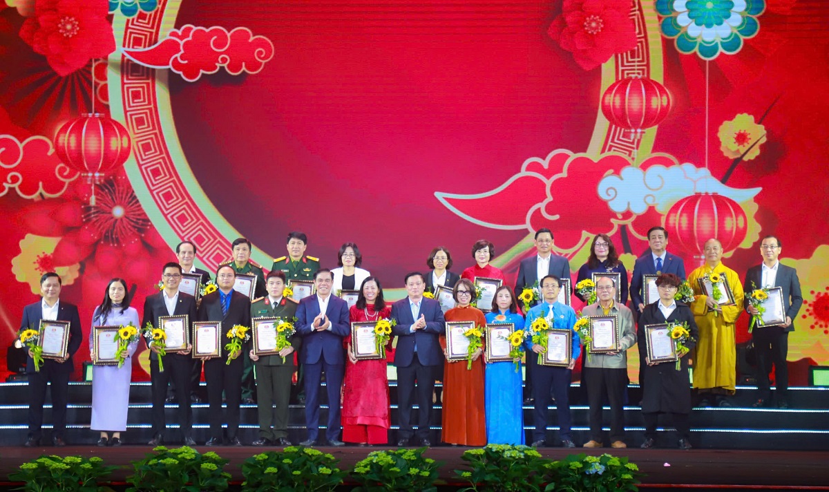 Lãnh đạo tỉnh Nghệ An chụp ảnh lưu niệm với cơ quan, đơn vị, tổ chức, doanh nghiệp, nhà hảo tâm đăng ký và trực tiếp ủng hộ Chương trình “Nghĩa tình dòng Lam – Xuân Bính Ngọ 2026”